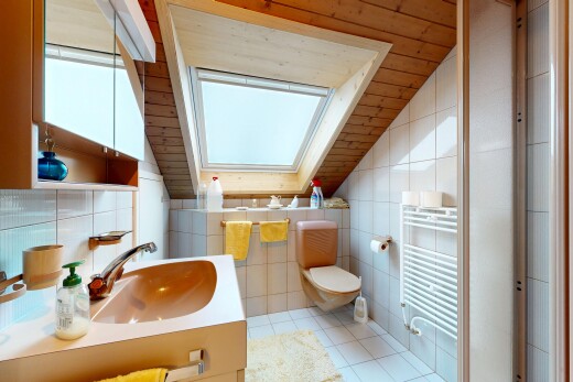 bad mit tile wall, fliesenwand, kühler, toilette, und tile floor