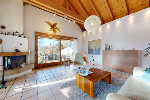 wohnzimmer mit high ceiling, hohe decke, tile floor, fliesenboden, und inside property