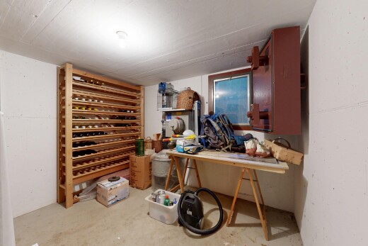 keller mit concrete floor, betonboden, unfinished concrete floor, low ceiling, und niedrige decke