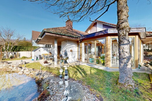 außenansicht mit terrasse, day time, property visible, zaun, und schornstein