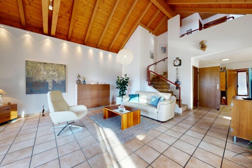 wohnzimmer mit high ceiling, hohe decke, wood ceiling, holzdecke, und beamed ceiling