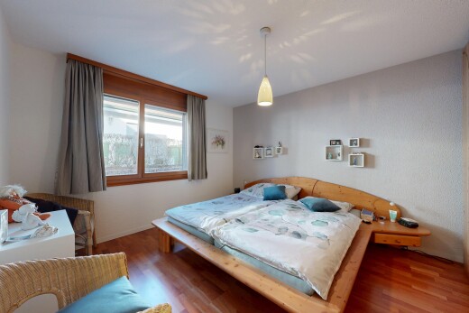 zimmer / schlafzimmer mit wood finish floor, holzfußboden, inside property, natural light, und natürliches licht