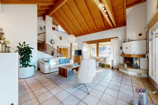 wohnzimmer mit high ceiling, hohe decke, wood ceiling, holzdecke, und inside property