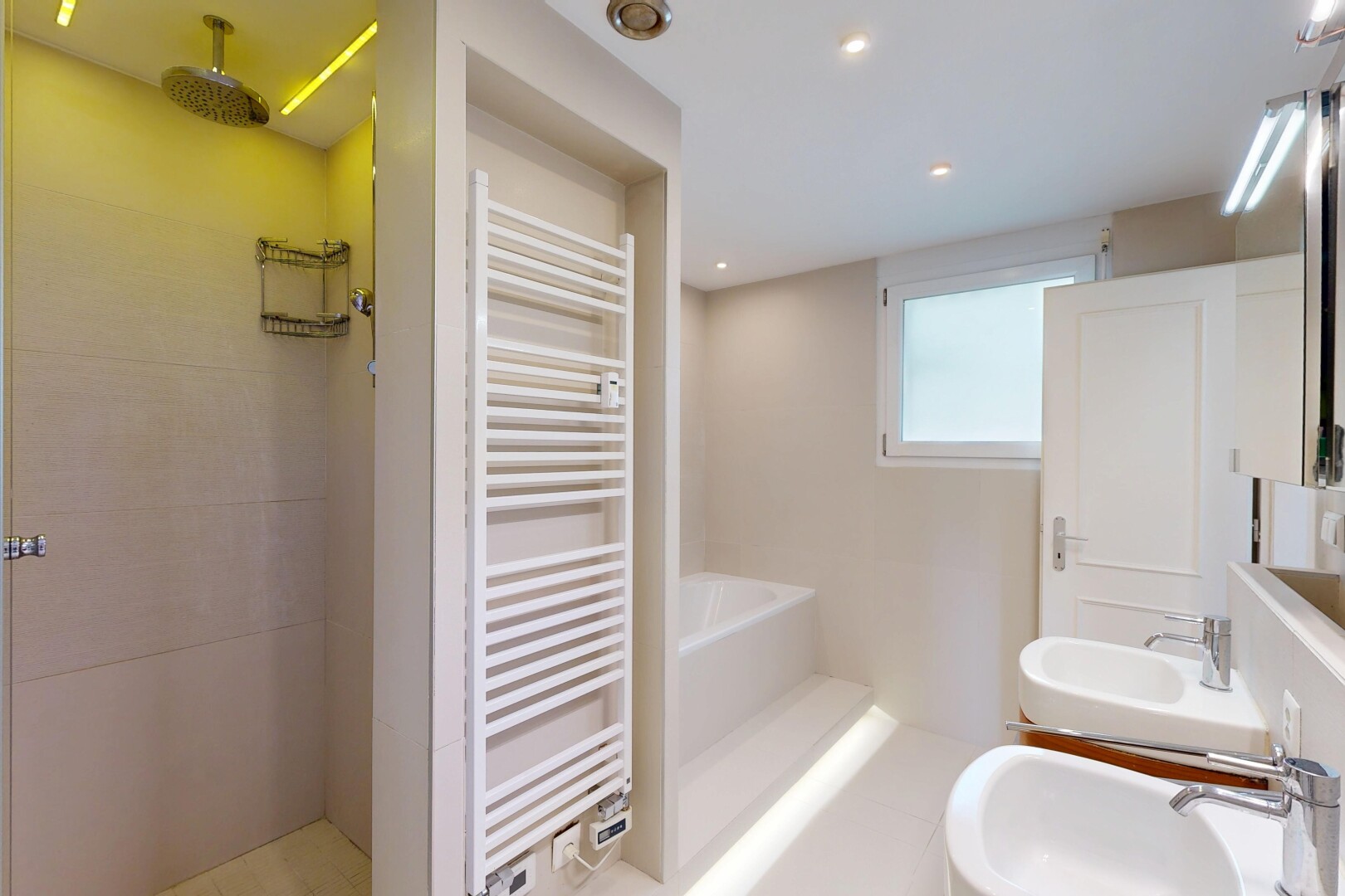 bad mit handtuchwärmer, dusche, komplettes badezimmer, inside property, und light floor