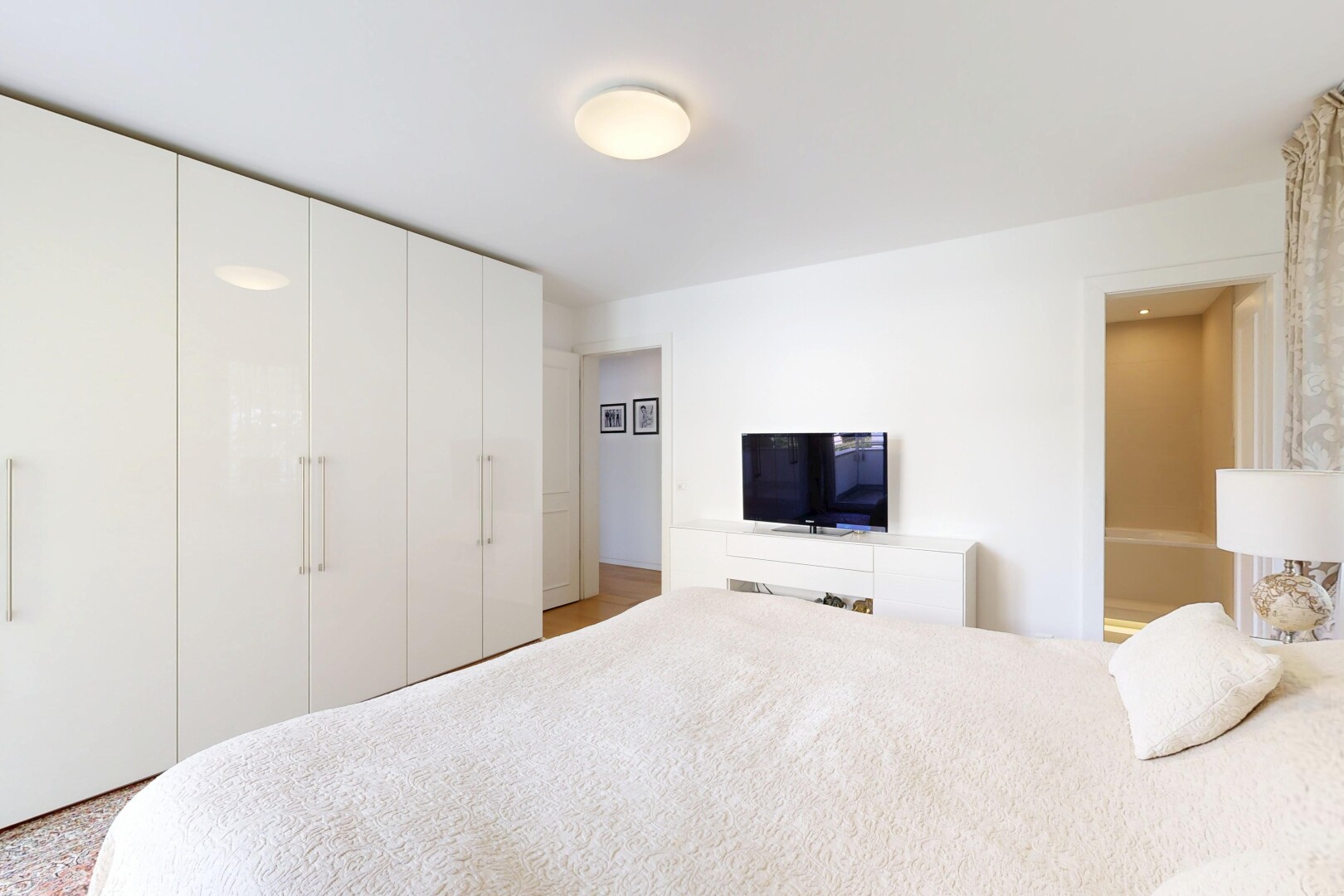 zimmer / schlafzimmer mit fernseher, gipskartonwand, drywall, inside property, und kleiderschrank