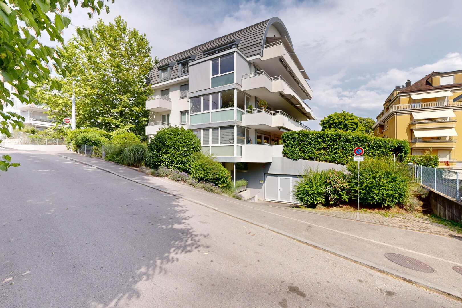 außenansicht mit apartment complex view, blick auf wohnanlage, day time, from community, und zaun