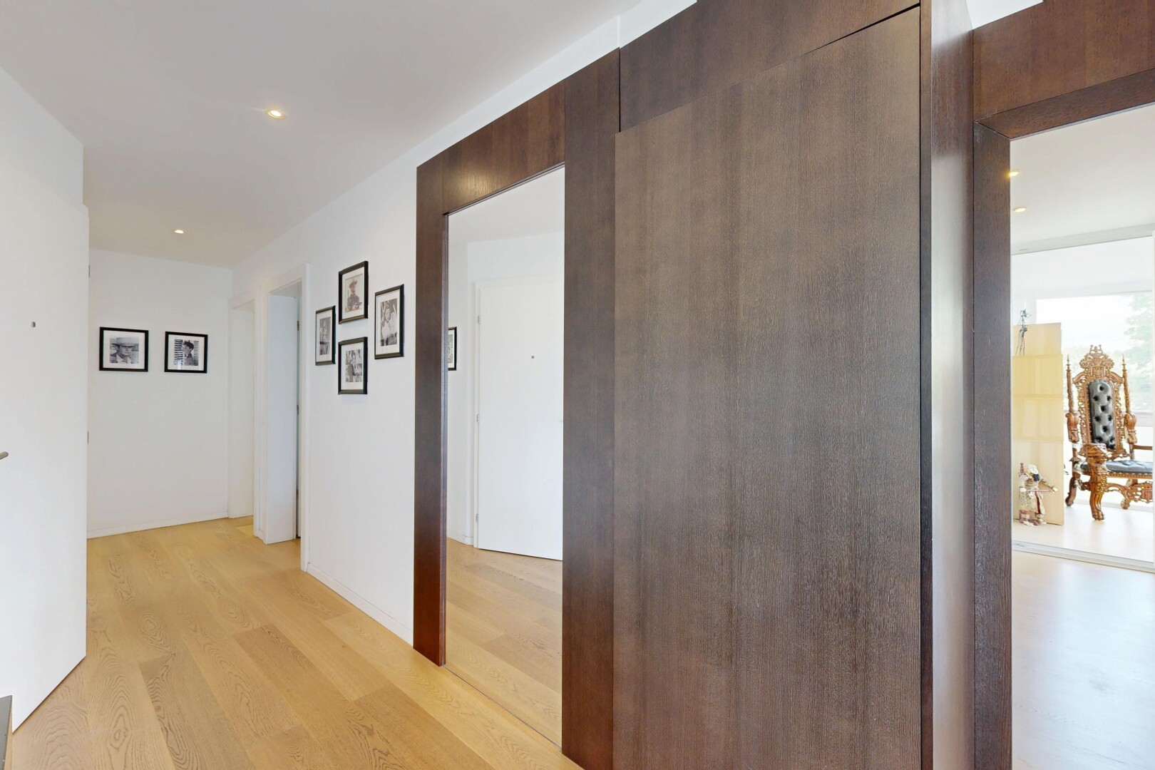 halle / korridor mit inside property, holzfußboden, wood finish floor, light floor, und einbauleuchten