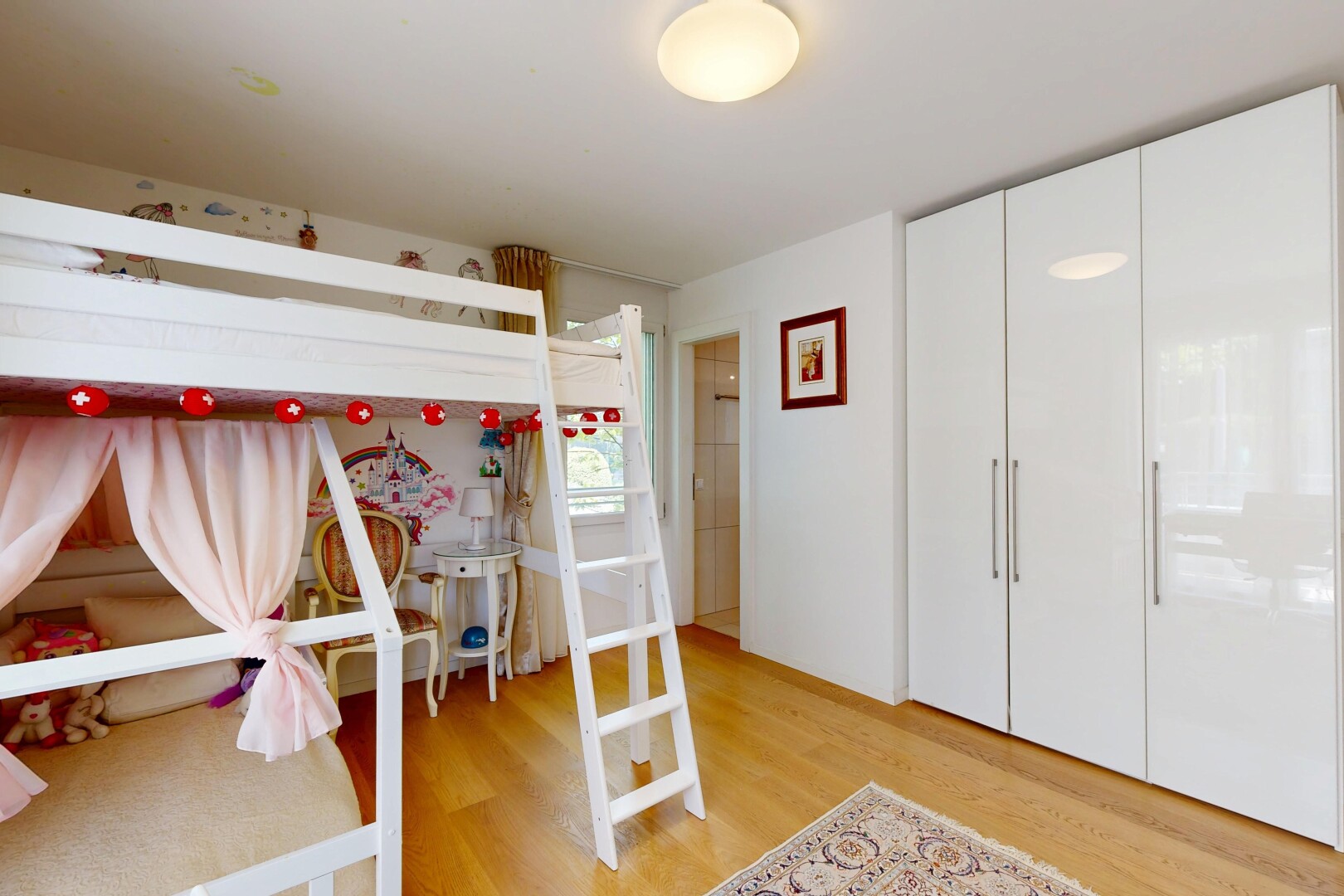 zimmer / schlafzimmer mit holzfußboden, wood finish floor, inside property, gipskartonwand, und drywall