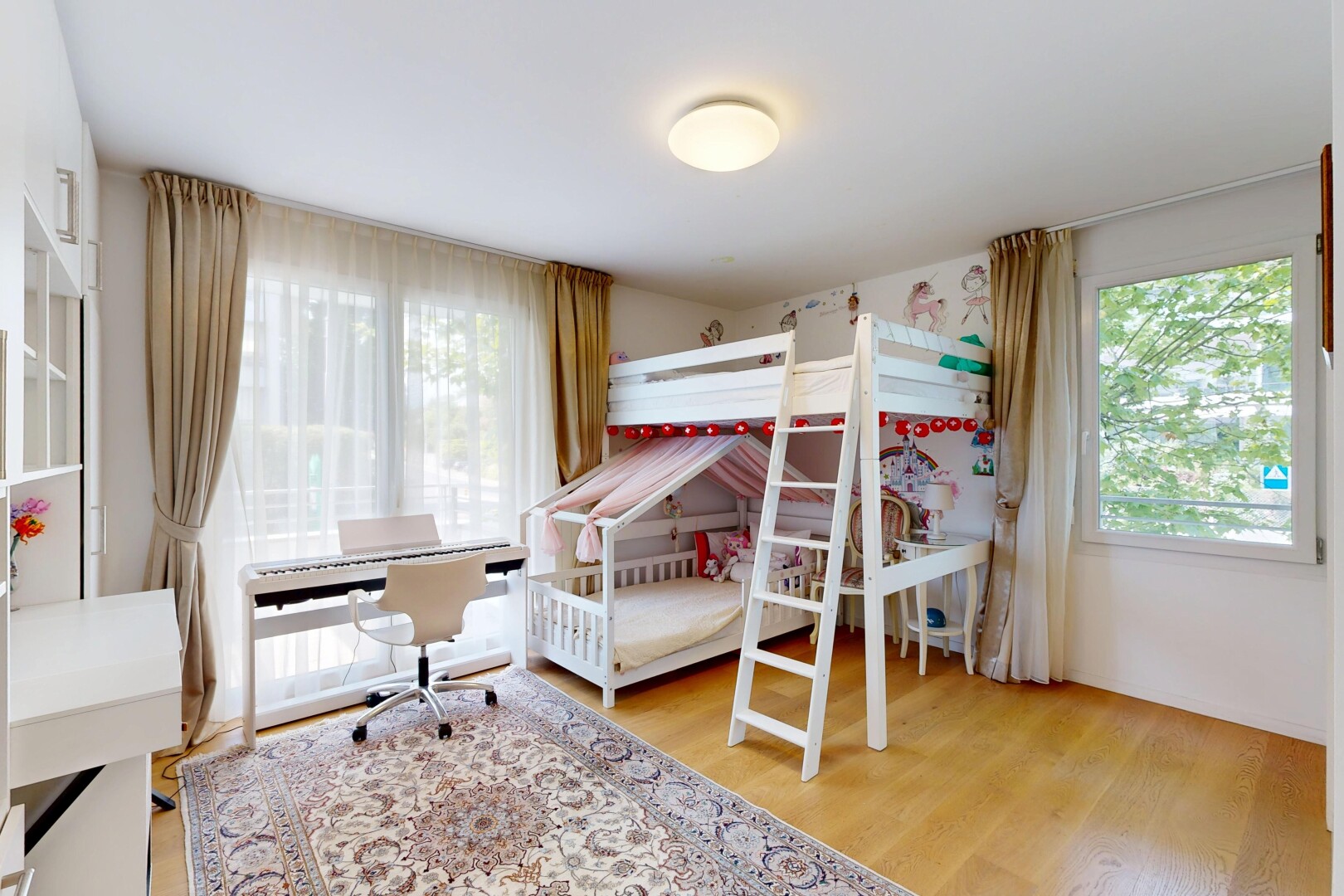 zimmer / schlafzimmer mit holzfußboden, wood finish floor, inside property, light floor, und natürliches licht