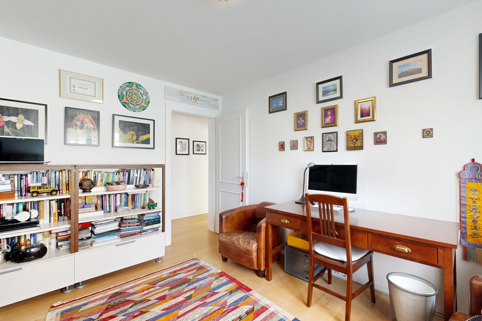büro mit inside property, gipskartonwand, drywall, bürobereich, und fernseher