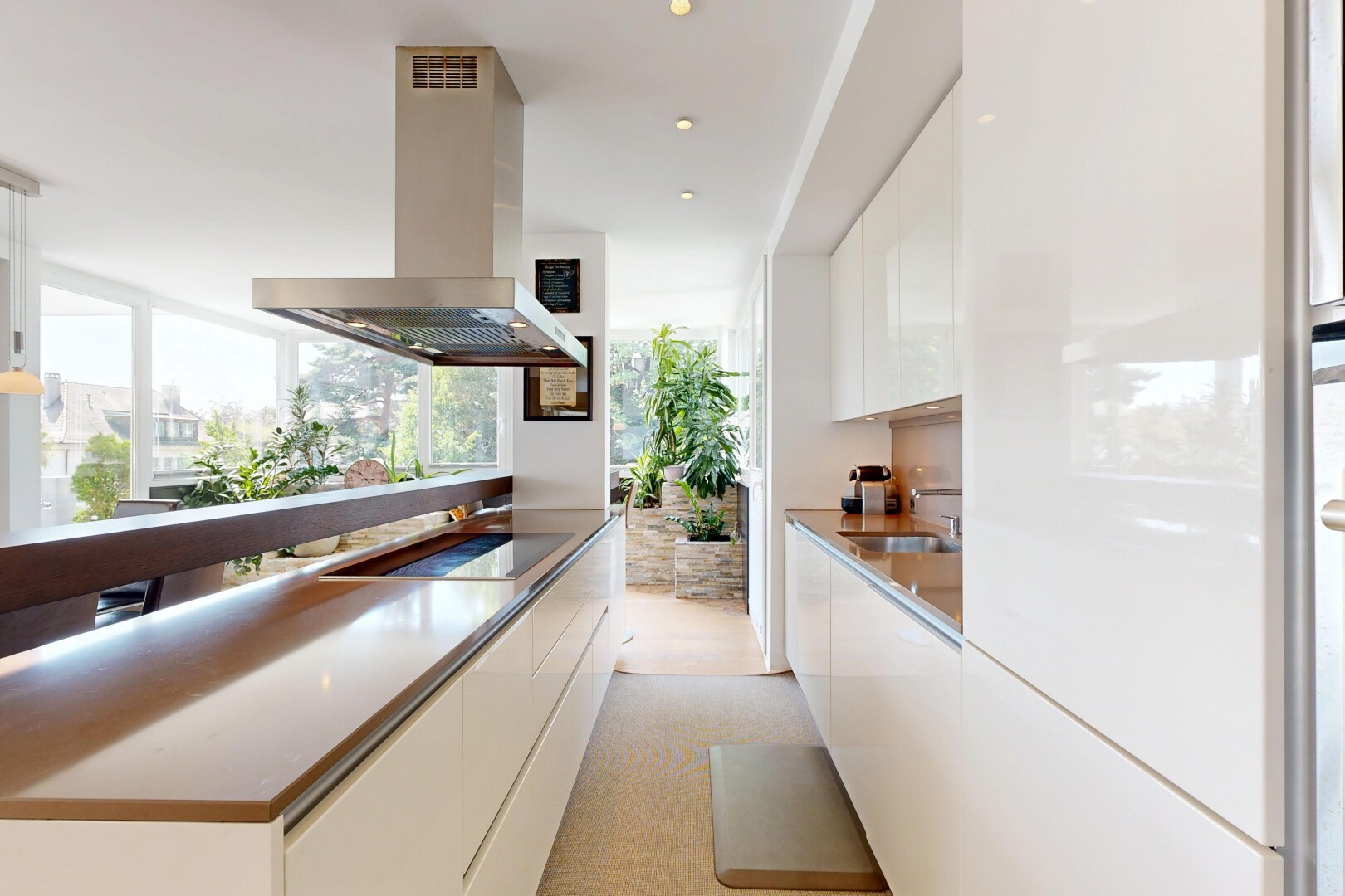 küche mit dunstabzugshaube, light floor, schränke mit flachen paneelen, flat panel cabinets, und weiße schränke