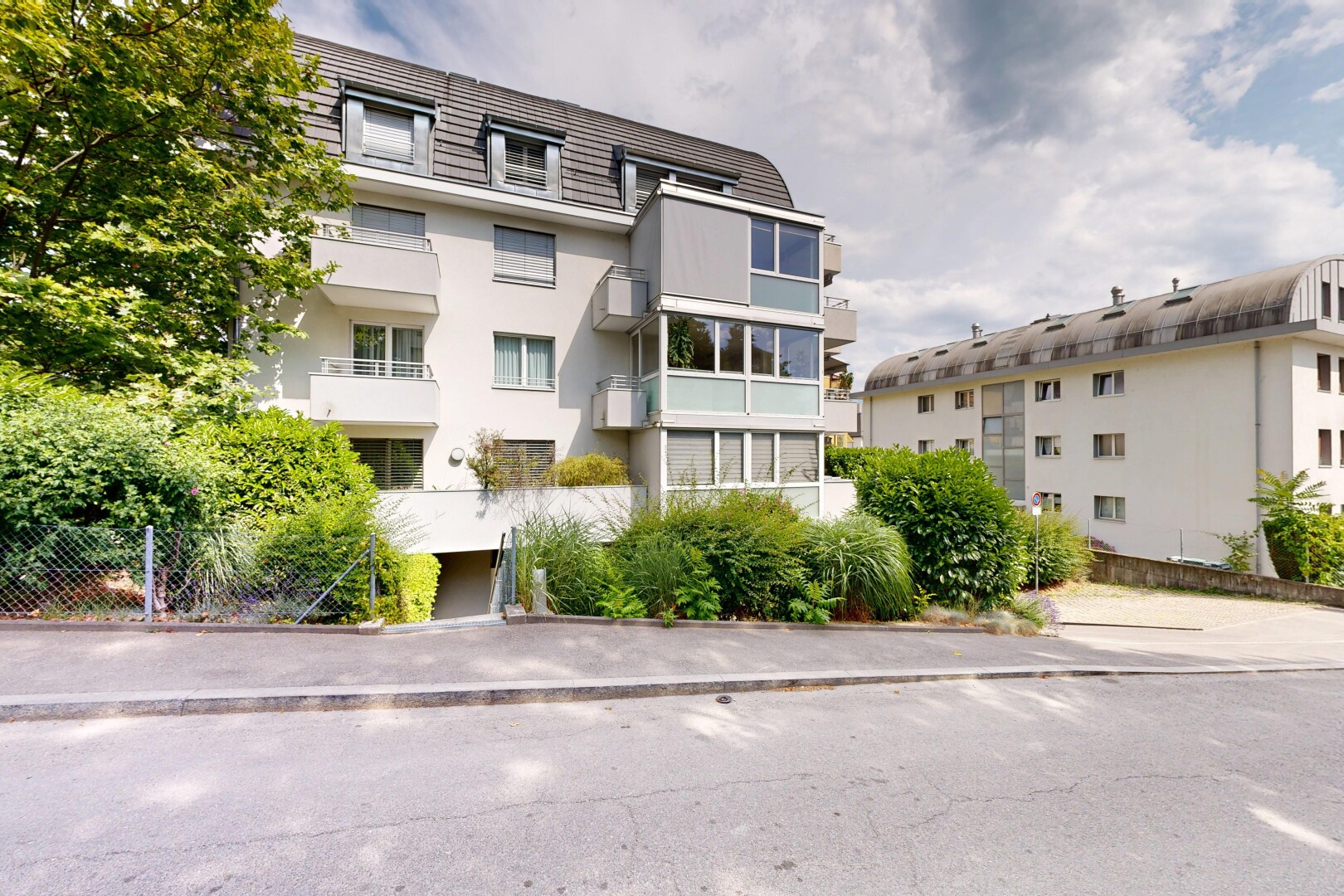 außenansicht mit apartment complex view, blick auf wohnanlage, und day time