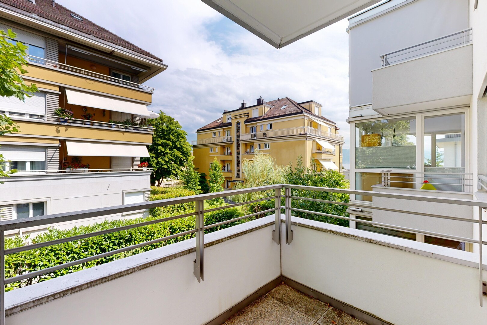 balkon mit balkon, from property, und day time