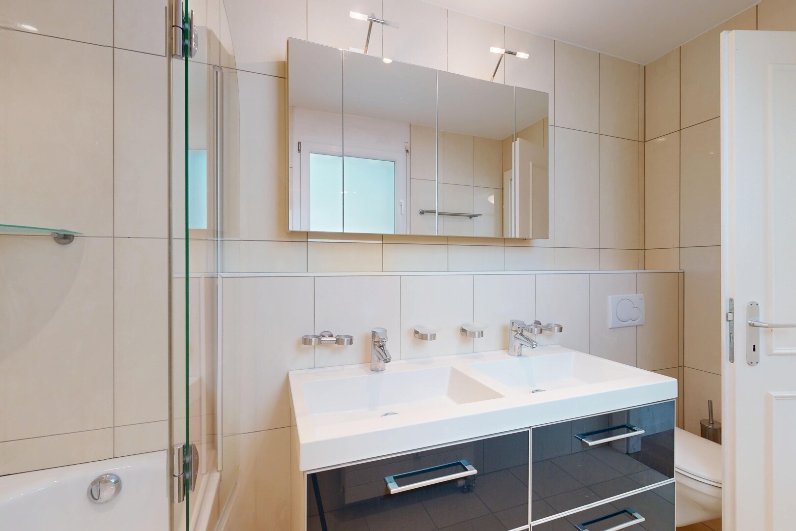 bad mit fliesenwand, tile wall, komplettes badezimmer, doppelwaschtisch, und spiegel