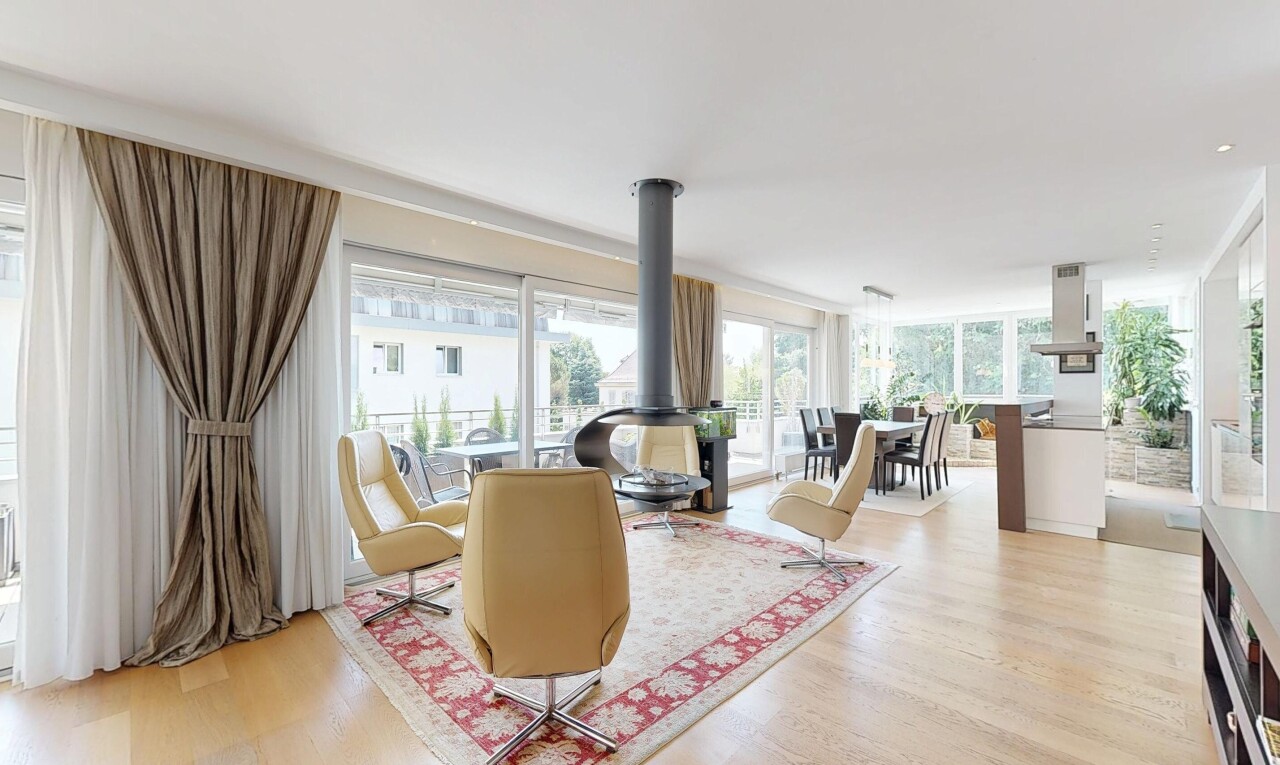 wohn- / esszimmer mit holzofen, holzfußboden, wood finish floor, inside property, und light floor