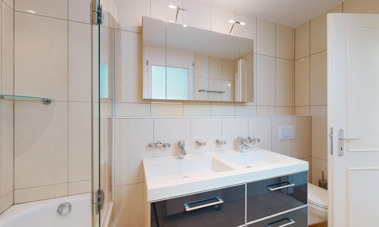 bad mit fliesenwand, tile wall, komplettes badezimmer, doppelwaschtisch, und spiegel
