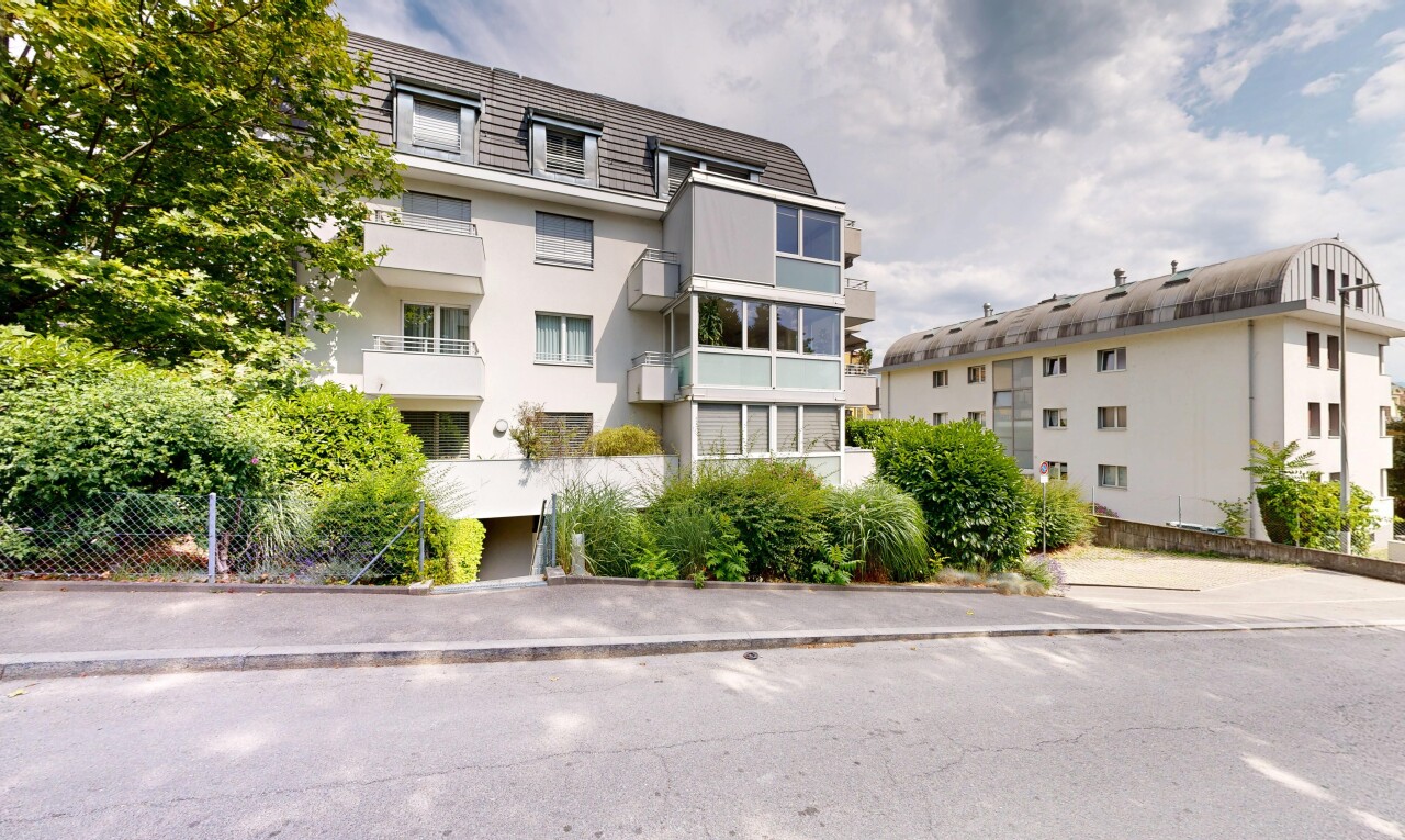 außenansicht mit apartment complex view, blick auf wohnanlage, und day time