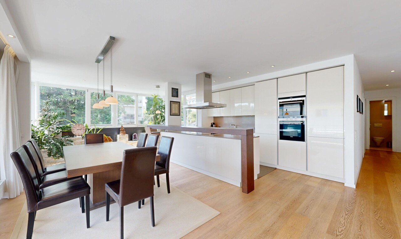 küche mit inside property, light floor, holzfußboden, wood finish floor, und dunstabzugshaube
