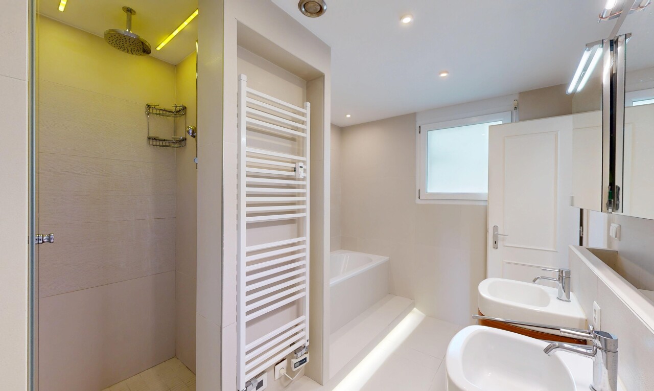 bad mit handtuchwärmer, dusche, komplettes badezimmer, inside property, und light floor