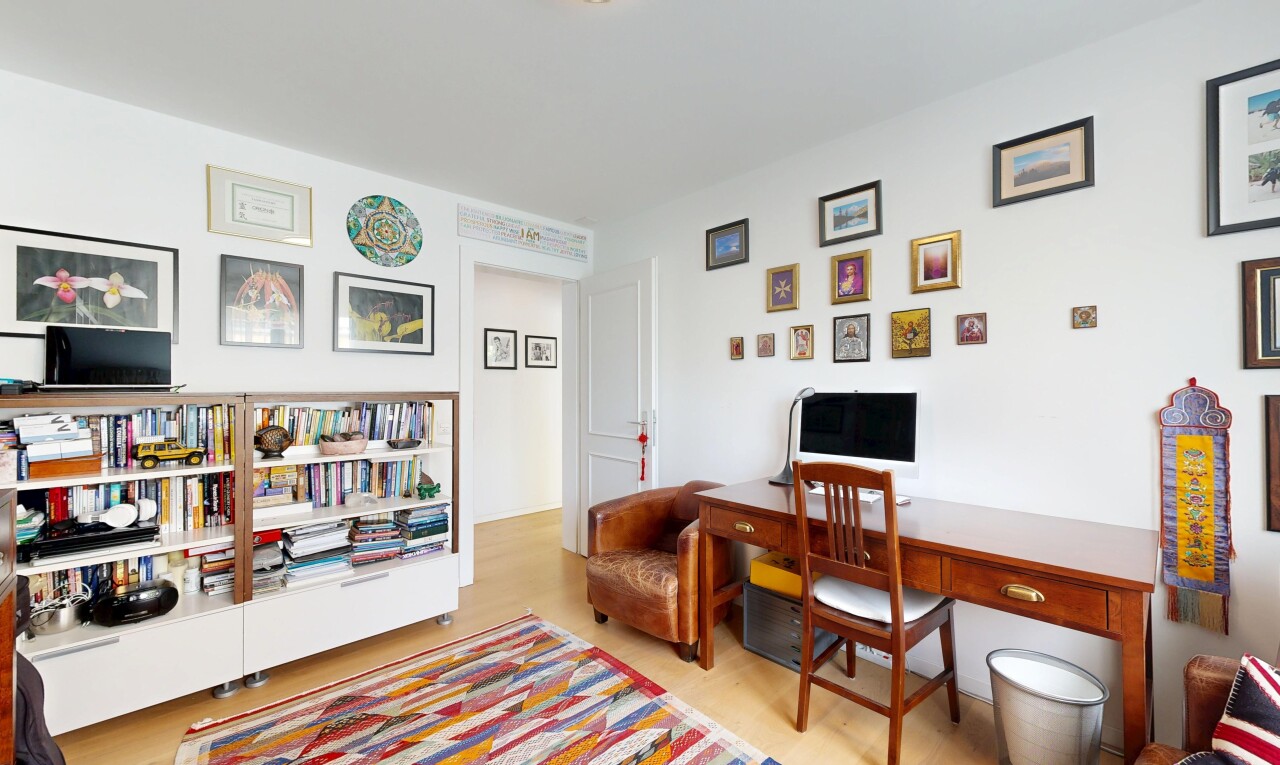 büro mit inside property, gipskartonwand, drywall, bürobereich, und fernseher