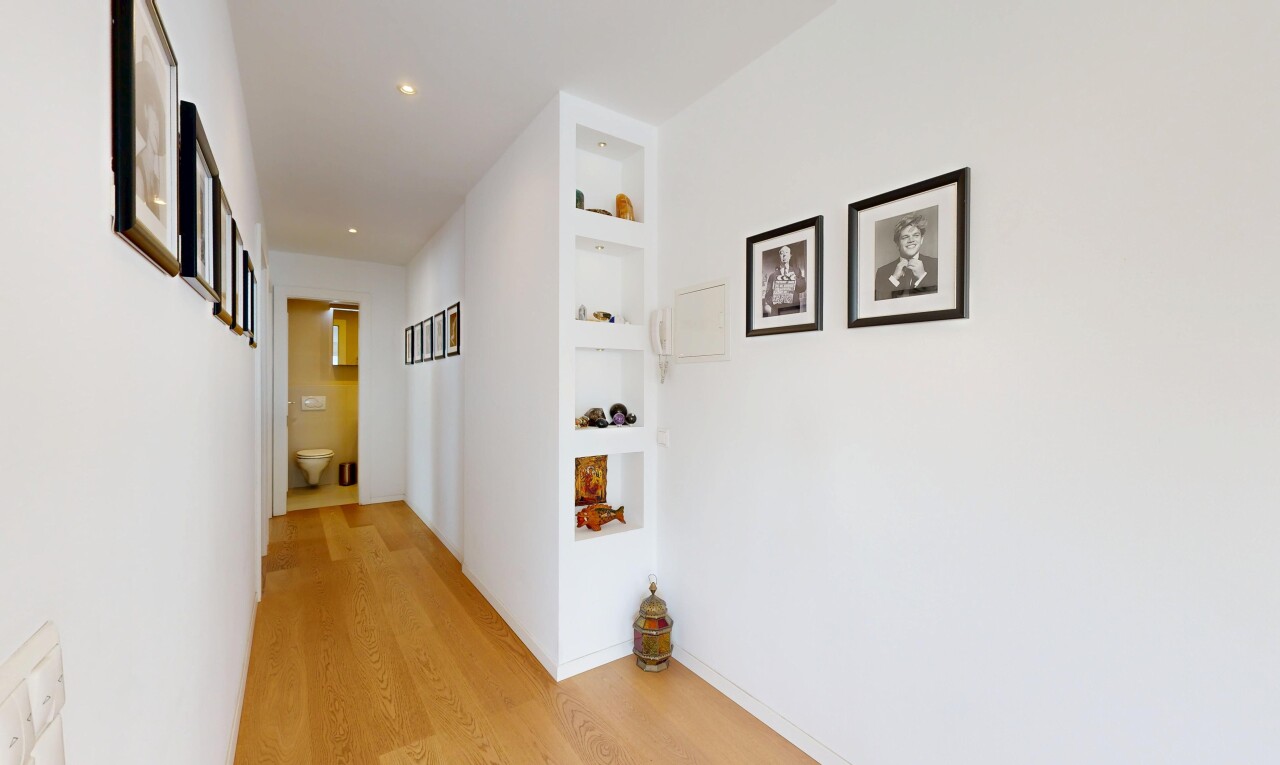 halle / korridor mit eingebaute regale, built in shelves, gipskartonwand, drywall, und inside property