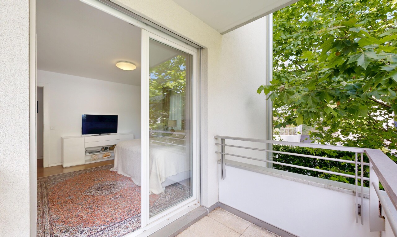 balkon mit balkon und fernseher