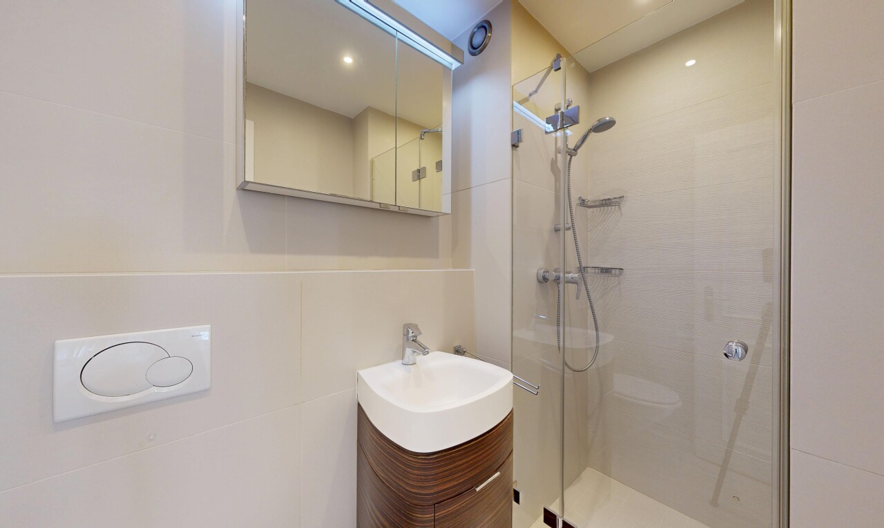 bad mit spiegel, schminktisch, dusche, komplettes badezimmer, und inside property