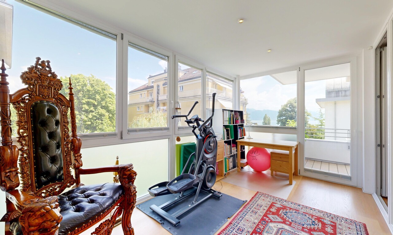 fitnessstudio mit day time, natürliches licht, natural light, inside property, und light floor