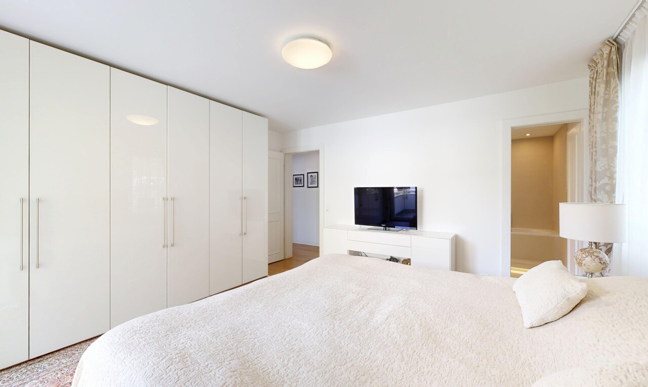 zimmer / schlafzimmer mit fernseher, gipskartonwand, drywall, inside property, und kleiderschrank