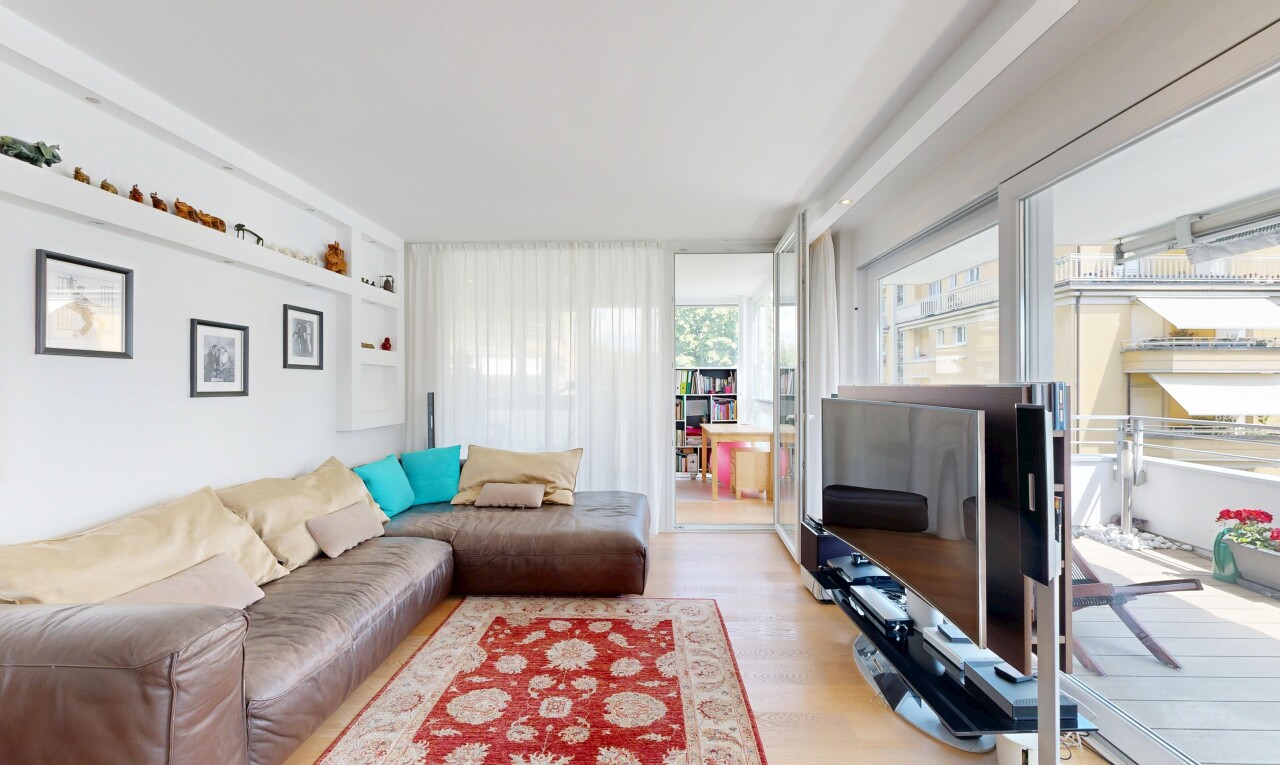wohnzimmer mit inside property, holzfußboden, wood finish floor, eingebaute regale, und built in shelves