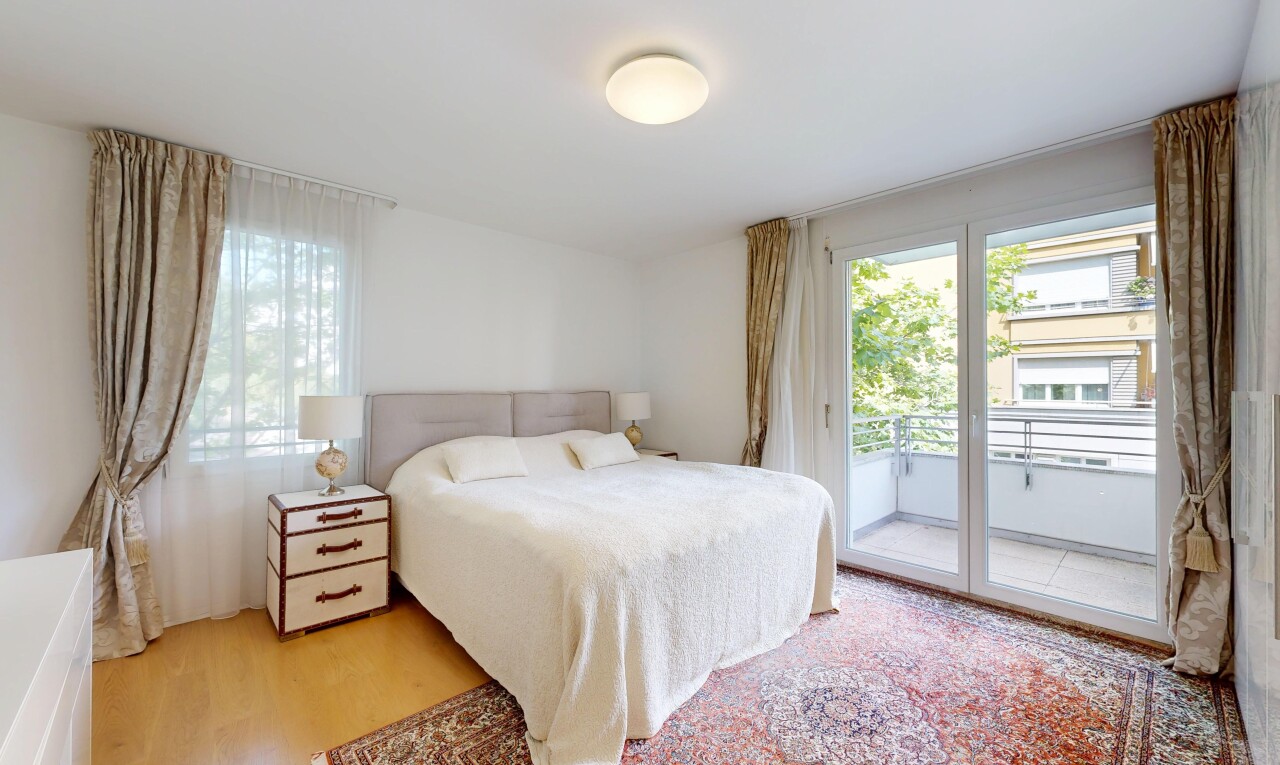 zimmer / schlafzimmer mit natürliches licht, natural light, holzfußboden, wood finish floor, und gipskartonwand