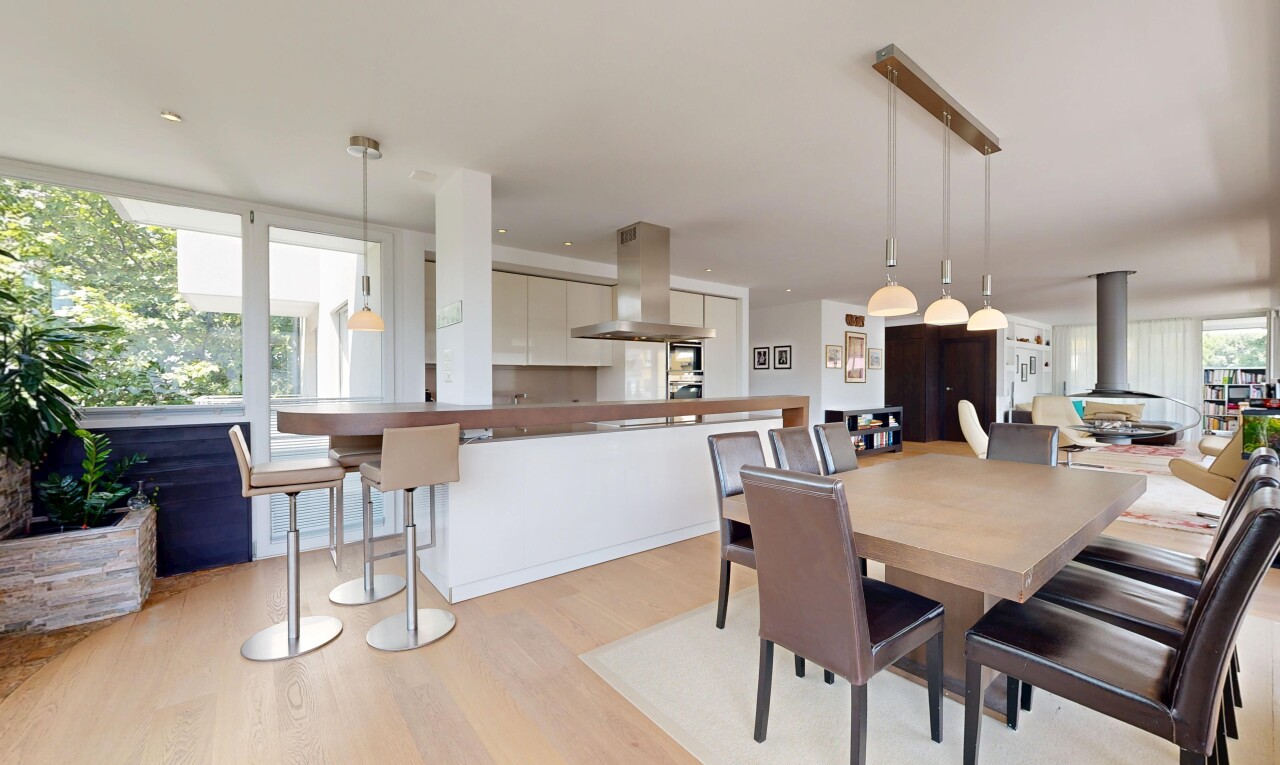 küche mit natürliches licht, natural light, holzfußboden, wood finish floor, und light floor