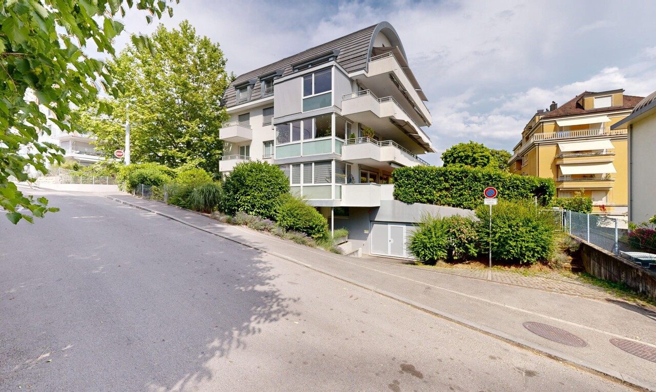 außenansicht mit apartment complex view, blick auf wohnanlage, day time, from community, und zaun