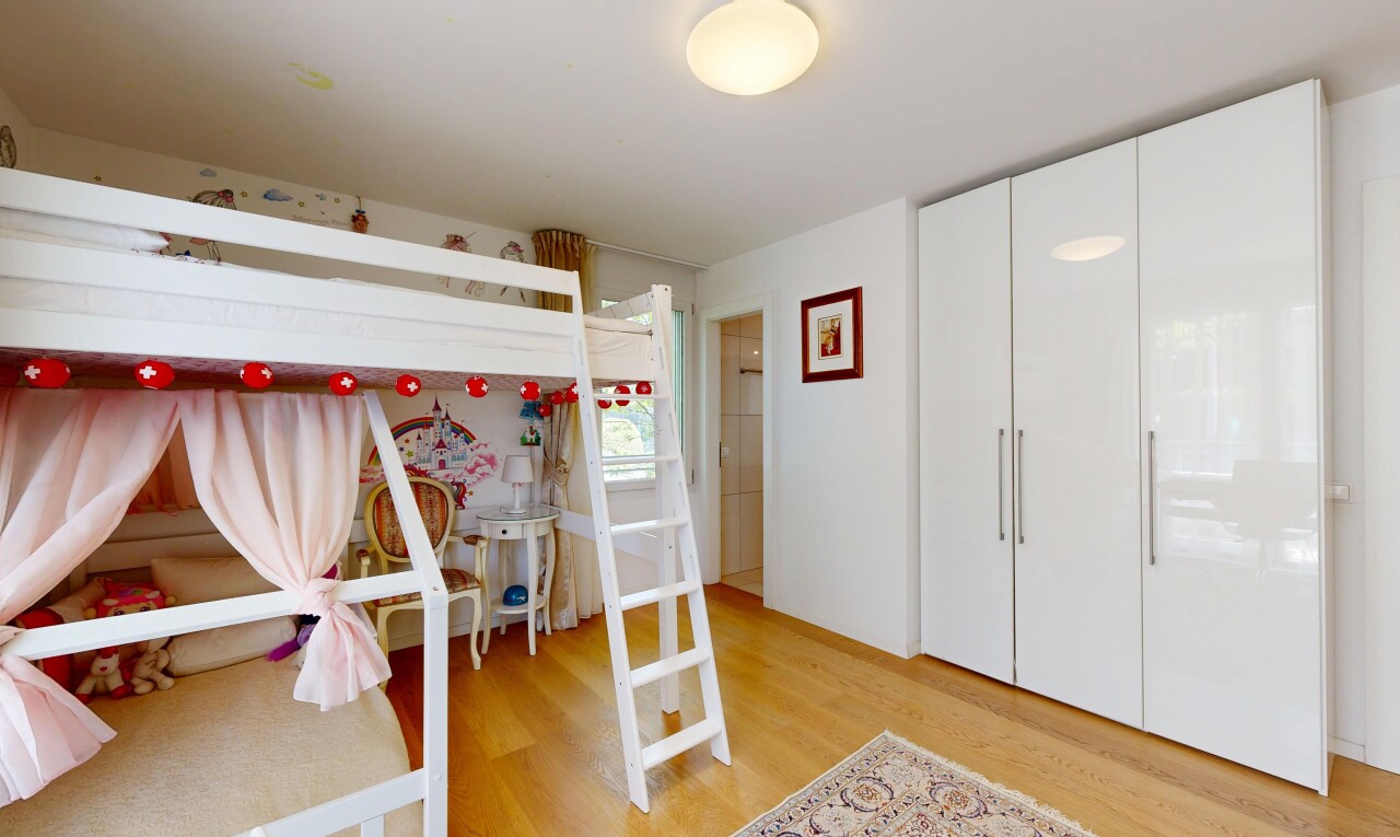 zimmer / schlafzimmer mit holzfußboden, wood finish floor, inside property, gipskartonwand, und drywall