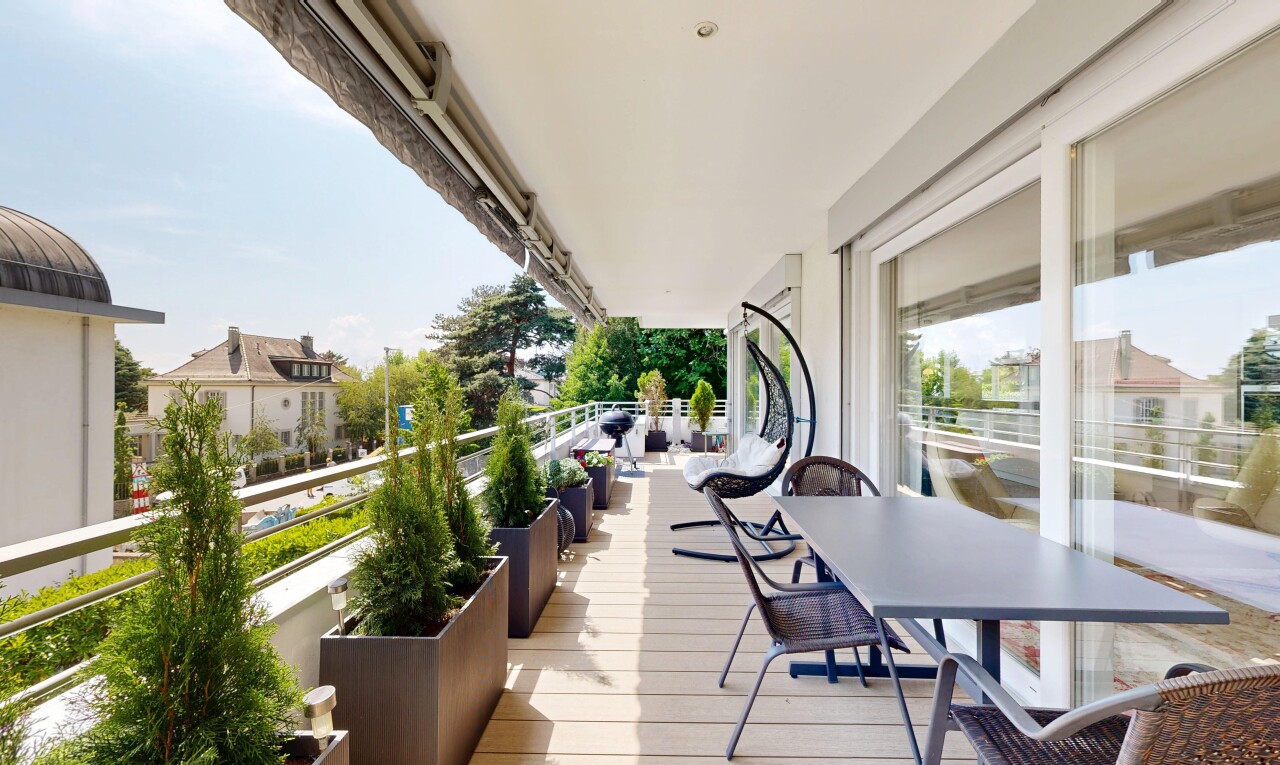 balkon mit balkon, day time, und essbereich im freien