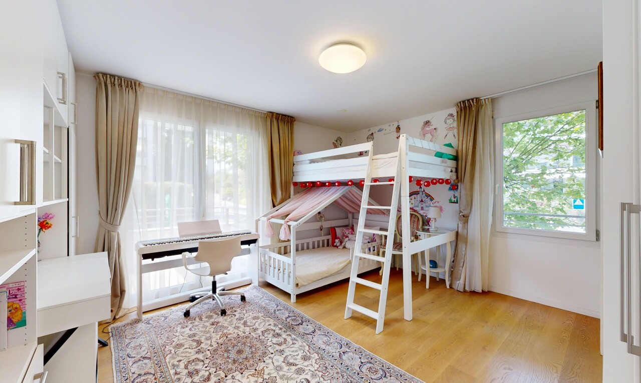 zimmer / schlafzimmer mit holzfußboden, wood finish floor, inside property, light floor, und natürliches licht