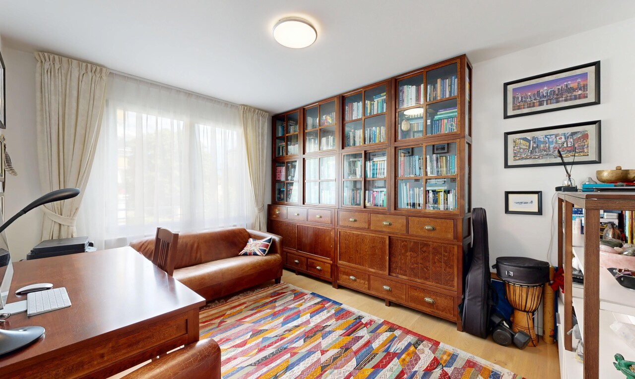 wohnzimmer mit inside property, bürobereich, natürliches licht, natural light, und gipskartonwand