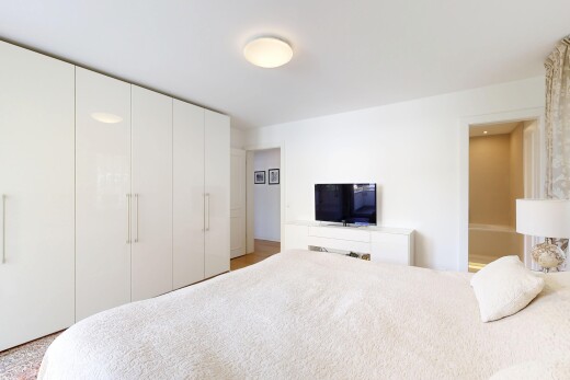 zimmer / schlafzimmer mit fernseher, gipskartonwand, drywall, inside property, und kleiderschrank