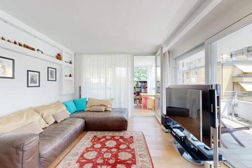 wohnzimmer mit inside property, holzfußboden, wood finish floor, eingebaute regale, und built in shelves