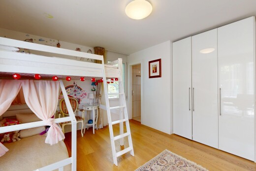 zimmer / schlafzimmer mit holzfußboden, wood finish floor, inside property, gipskartonwand, und drywall
