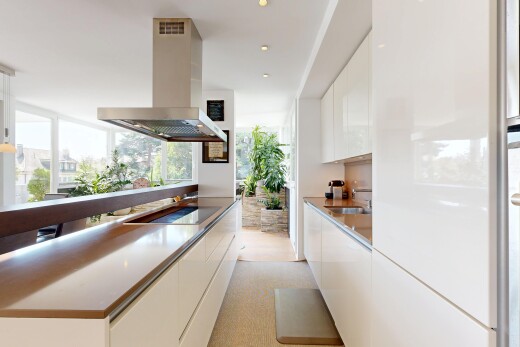 küche mit dunstabzugshaube, light floor, schränke mit flachen paneelen, flat panel cabinets, und weiße schränke