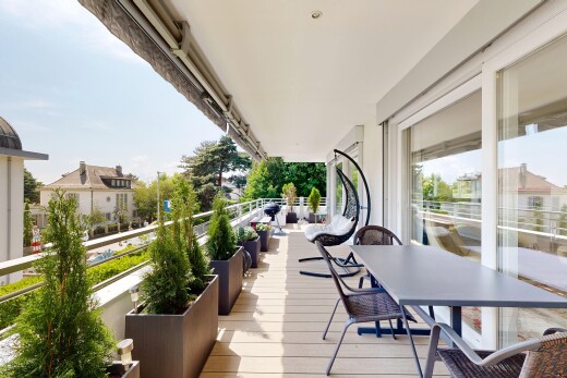 balkon mit balkon, day time, und essbereich im freien