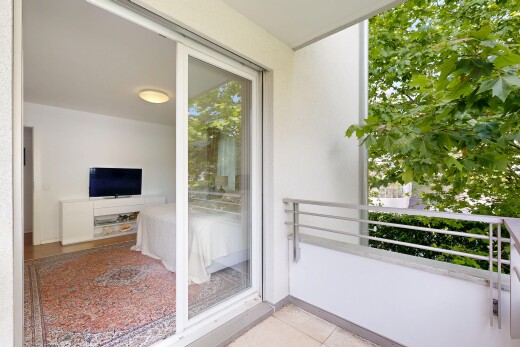 balkon mit balkon und fernseher