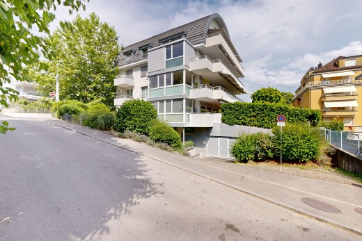 außenansicht mit apartment complex view, blick auf wohnanlage, day time, from community, und zaun