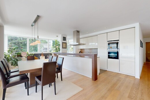 küche mit inside property, light floor, holzfußboden, wood finish floor, und dunstabzugshaube