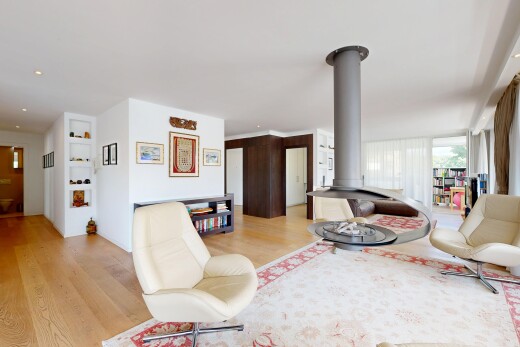 wohnzimmer mit inside property, holzfußboden, wood finish floor, natürliches licht, und natural light