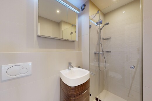 bad mit spiegel, schminktisch, dusche, komplettes badezimmer, und inside property