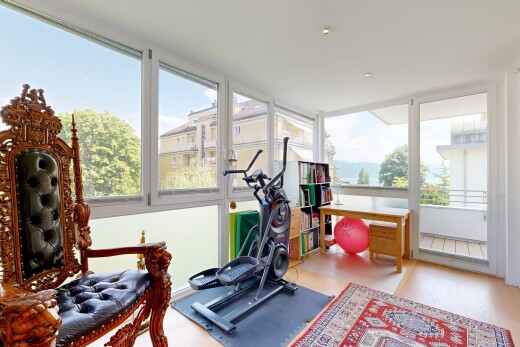 fitnessstudio mit day time, natürliches licht, natural light, inside property, und light floor
