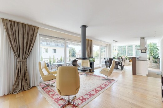 wohn- / esszimmer mit holzofen, holzfußboden, wood finish floor, inside property, und light floor
