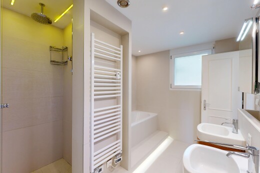 bad mit handtuchwärmer, dusche, komplettes badezimmer, inside property, und light floor